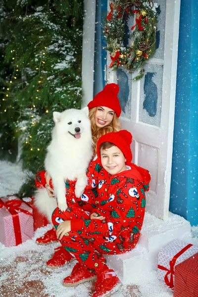 Famille avec une humeur de Noël joyeuse et un animal de compagnie en costumes de Noël — Photo