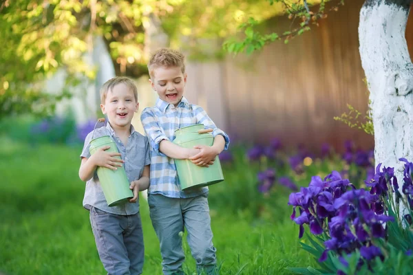 Dos hermanos guapos divirtiéndose mientras están sentados afuera en el jardín —  Fotos de Stock