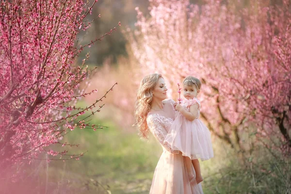 Baby flicka med söt leende med mamma har kul i offentliga Park — Stockfoto