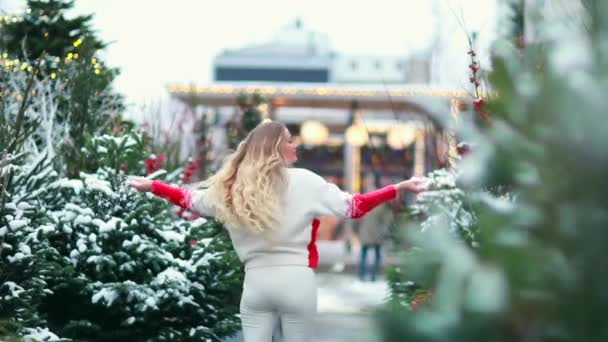 La chica gira rodeada de árboles de Navidad — Vídeo de stock