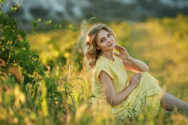 Une fille fragile et tendre dans une robe vintage jaune se promène sur fond de nature automnale enflammée. Photographie artistique — Photo
