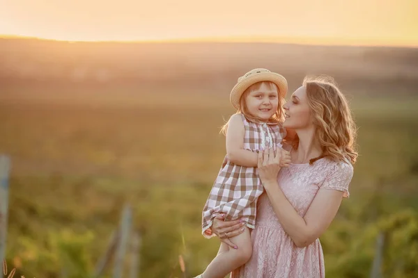 Lycklig familj: mor far och barn dotter på naturen vid solnedgången — Stockfoto