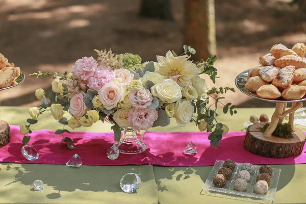 Mesa de boda festiva, decorada con dulces y bebidas — Foto de Stock