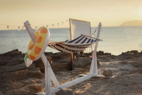 Hammock on the sea coast on a homemade wooden frame — Stock Photo, Image