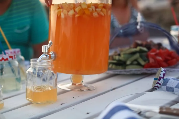 Barbecue ou pique-nique en plein air par une chaude journée d'été — Photo