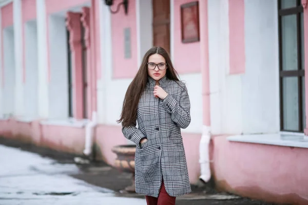 Fiatal nő üzletasszony dzsekiben hosszú természetes haj és sál — Stock Fotó