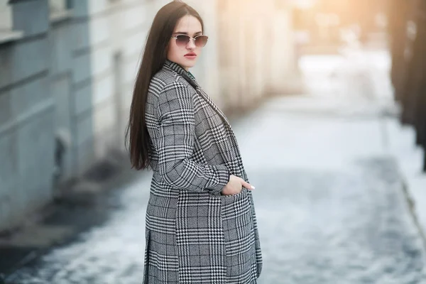 Mujer en invierno en clima frío caminando por la calle con un abrigo de moda — Foto de Stock