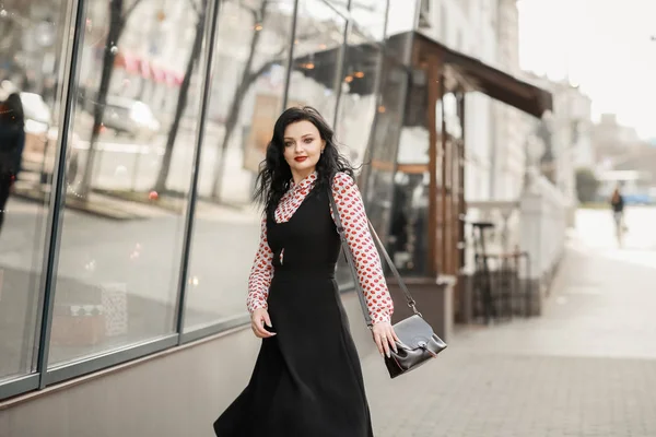 Hermosa mujer en ropa de moda caminando por las calles de la ciudad — Foto de Stock