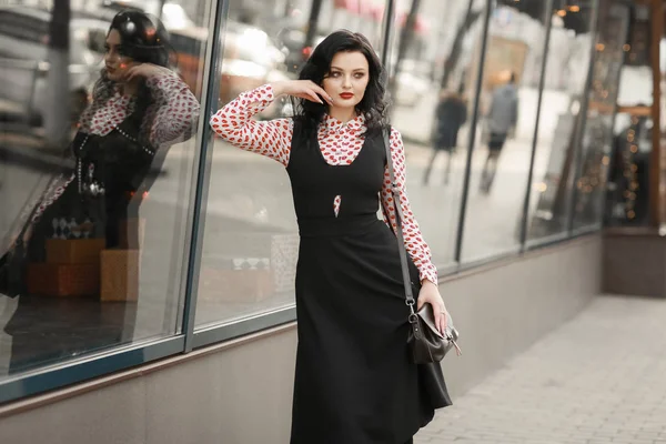 Una mujer camina por la calle cerca de boutiques en París — Foto de Stock