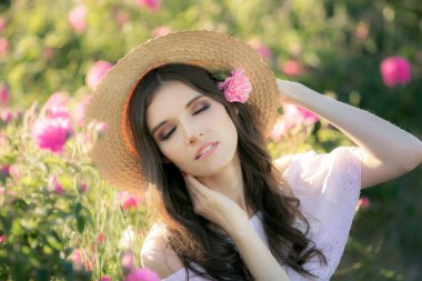 Esmer bir kadının portresi kafasında şapkayla yaklaşıyor.