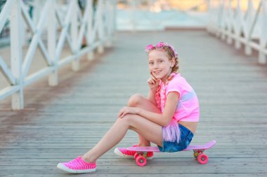 Çocuk aktif açık hava oyunlarından bıktı ve dinlenmek için oturdu.