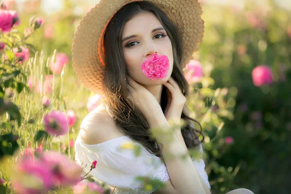 Portrait of a brunette woman close up in a hat on her head — Stock Photo, Image