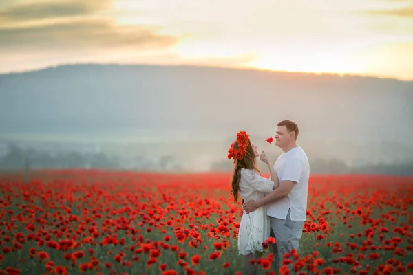 Couple de famille ensemble dans un champ de fleurs . — Photo