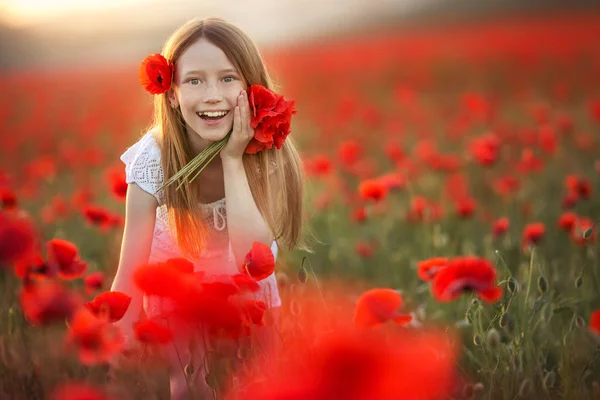 Chica pelirroja de 12-13 años con flores en el pelo en el fondo de un campo agrícola —  Fotos de Stock