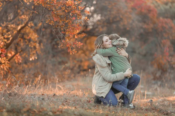 Paseo familiar de jóvenes embarazadas mamá e hija al aire libre —  Fotos de Stock