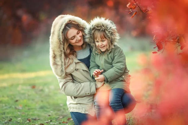 Sonbahar anne ve kızı bahçede yürüyüşe çıktılar. — Stok fotoğraf