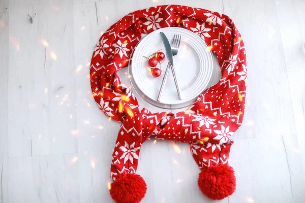 Pola latar belakang Natal sendok piring dan garpu dan syal merah — Stok Foto