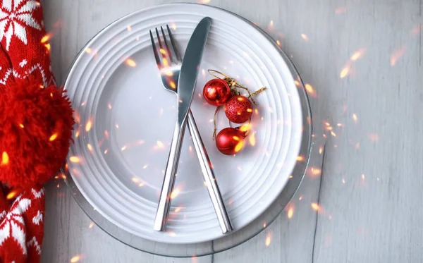 Weihnachten Hintergrund Muster von Tellern Löffel und Gabeln und rotem Schal — Stockfoto