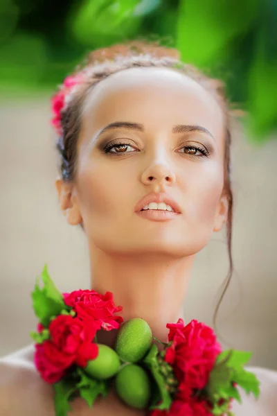 Retrato de close-up de uma mulher com maquiagem brilhante — Fotografia de Stock