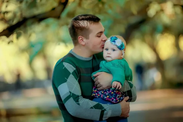 Family photo of the father and the baby in his arms. — Stock Photo, Image