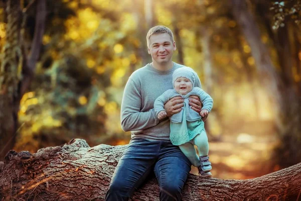 A happy father in nature enjoys performing the duties of a parent — Stock Photo, Image