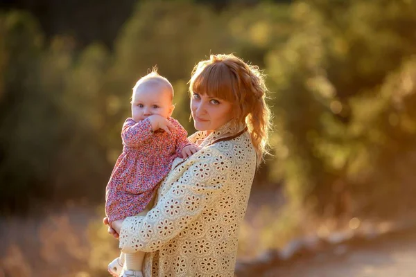 Осеннее фото молодой счастливой матери и маленькой дочери ребенка — стоковое фото