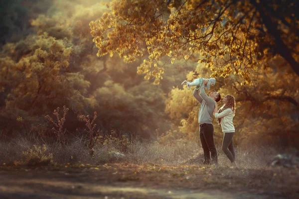 Ao ar livre mãe pai e uma criança pequena andando em uma trilha florestal e sorrir juntos — Fotografia de Stock