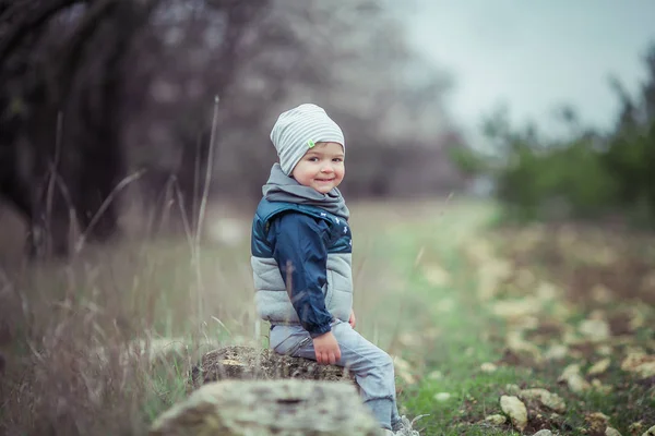 Anak laki-laki berusia 4-5 tahun dengan topi abu-abu di jalan hutan — Stok Foto