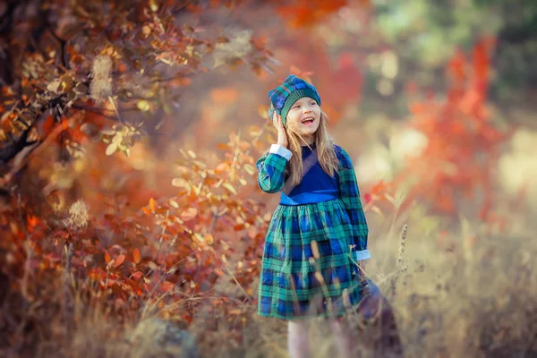 Niña vestida al estilo francés sobre el fondo de hojas de color amarillo brillante en el bosque de otoño —  Fotos de Stock