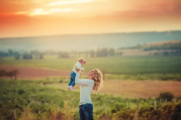 The woman mom with a young child outdoors in the beautiful mountains blurred in the background — Stock Photo, Image