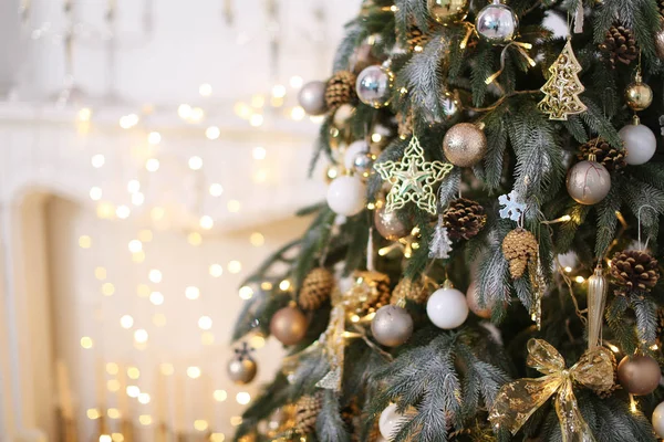 Decoraciones de Navidad cajas de regalo en papel de regalo cerca del árbol de Navidad —  Fotos de Stock