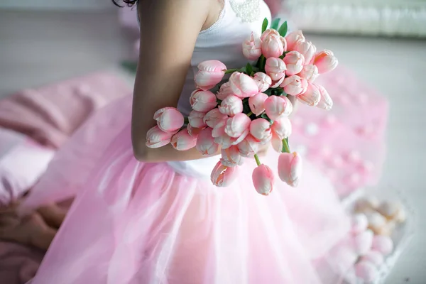 Bouquet of tulips wedding flowers in the hands of a woman — Stock Photo, Image