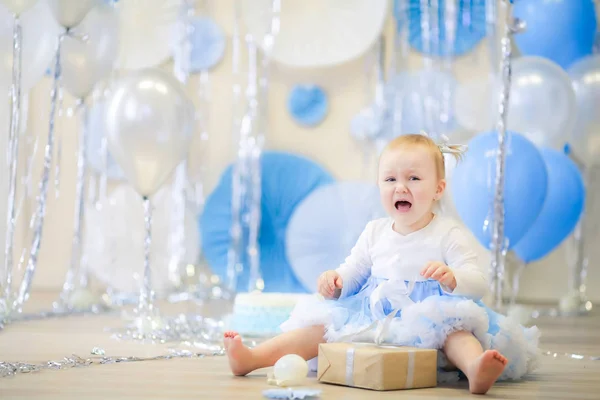 Celebrating the birthday of a girl of age 1 year. Girl in a blue skirt — Stock Photo, Image