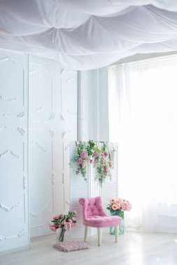 Pembe manzaralı, beyaz arka planda çiçekli güzel koltuk.