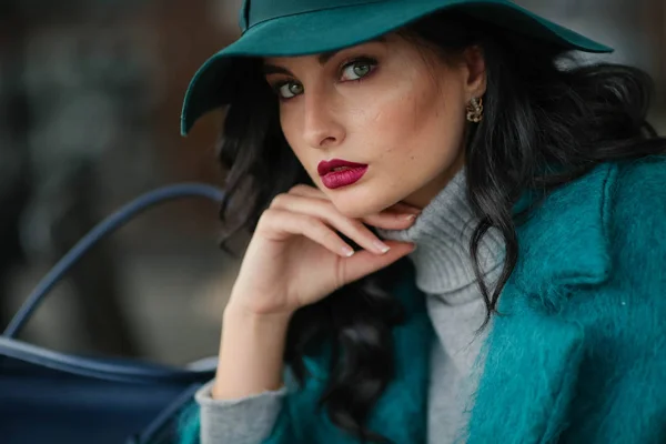 Modelo de moda retrato de cerca de una mujer glamorosa en un sombrero — Foto de Stock