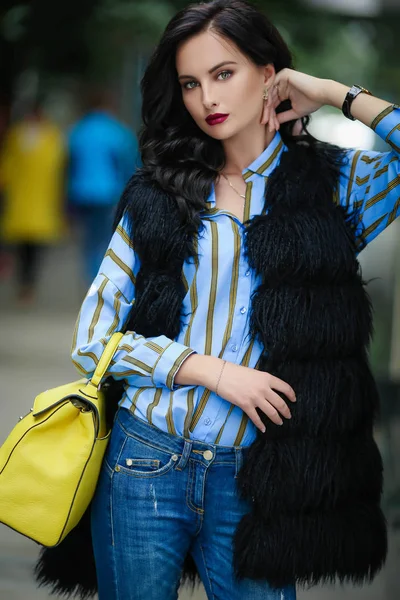 Hermosa modelo de mujer con una bolsa en la mano mientras viaja por la capital europea — Foto de Stock