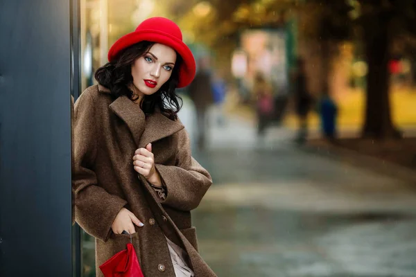 Közelkép szexi nő fényes smink és elbűvölő őszi ruhák — Stock Fotó