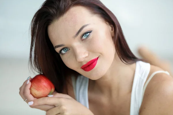 Woman 25-30 years old with perfect face shapes and beautiful make-up closeup — Stock Photo, Image