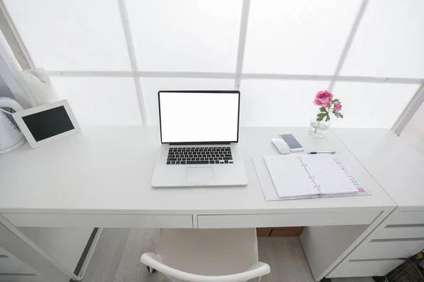 Locul de muncă interior modern cu laptop în culori albe — Fotografie, imagine de stoc