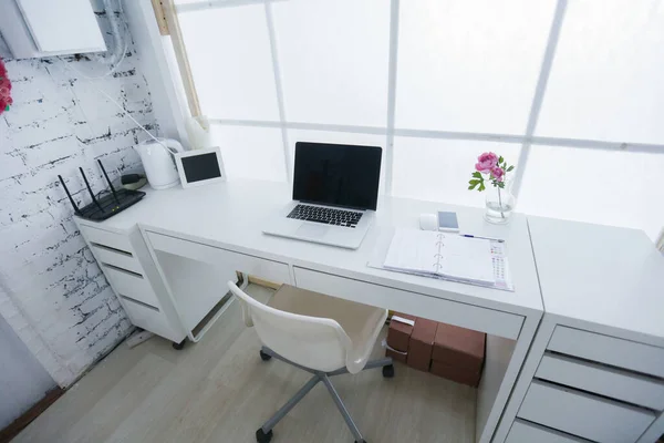 Local de trabalho interior moderno com laptop em cores brancas — Fotografia de Stock