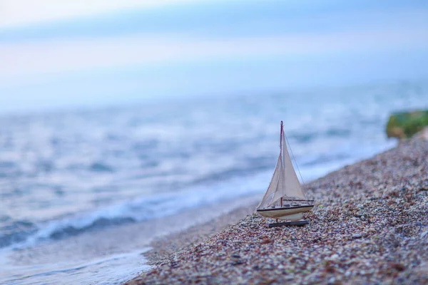 Model drewnianego statku na tle naturalnego wybrzeża morskiego — Zdjęcie stockowe