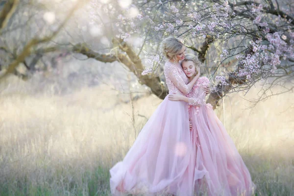 Doğadaki büyük ve küçük kız kardeş ortaçağ klasik elbiseleriyle yürüyor.