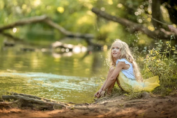 Mooi klein meisje met lang wit haar in het bos — Stockfoto