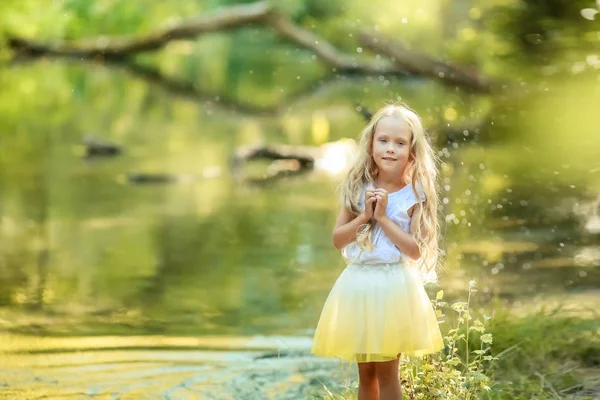 Gyönyörű kislány hosszú fehér hajjal az erdőben — Stock Fotó
