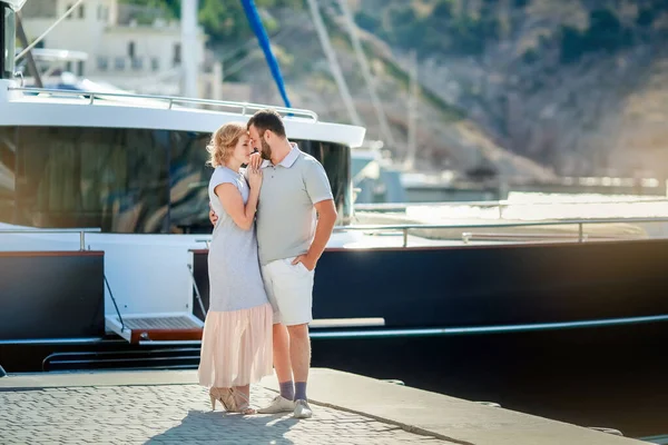 Sommar semester med hela familjen på havskusten i Marina med båtar — Stockfoto