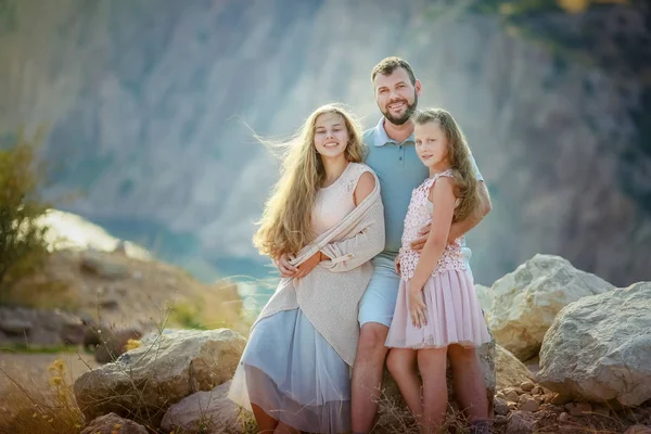 Familie bei einem Spaziergang auf dem Hintergrund eines großen Berges — Stockfoto