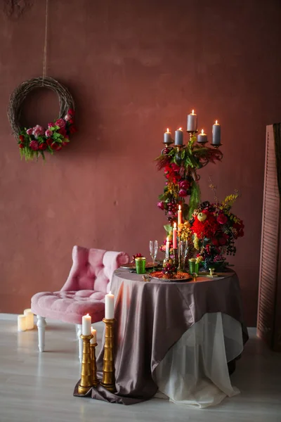 Table décorée avec des fruits artificiels et des bougies — Photo