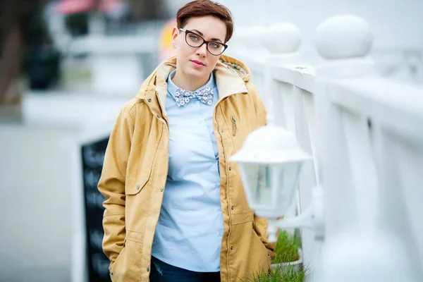 A woman in a stylish yellow coat walks the streets of Paris — Stock Photo, Image