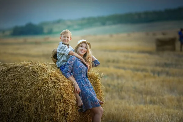 Mama și fiul aproape într-un câmp cu grâu cosit — Fotografie, imagine de stoc