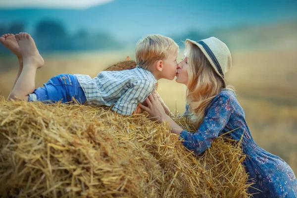 Moeder en zoon close-up in een veld met gemaaide tarwe — Stockfoto